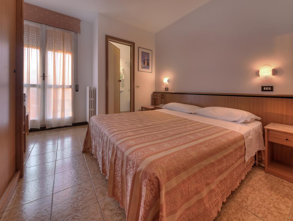 Hotel Excelsior Cervia Rum bild