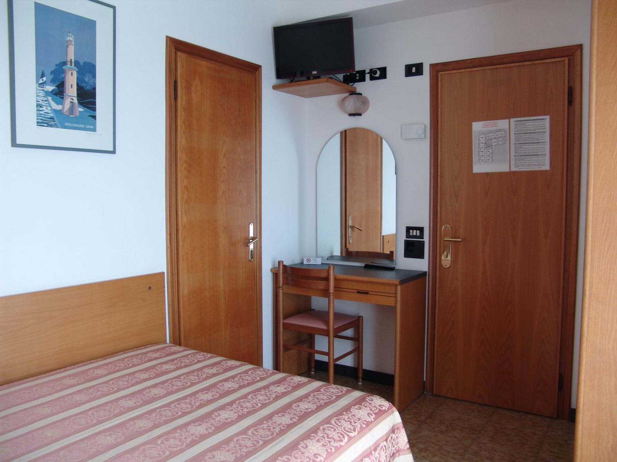 Hotel Excelsior Cervia Rum bild
