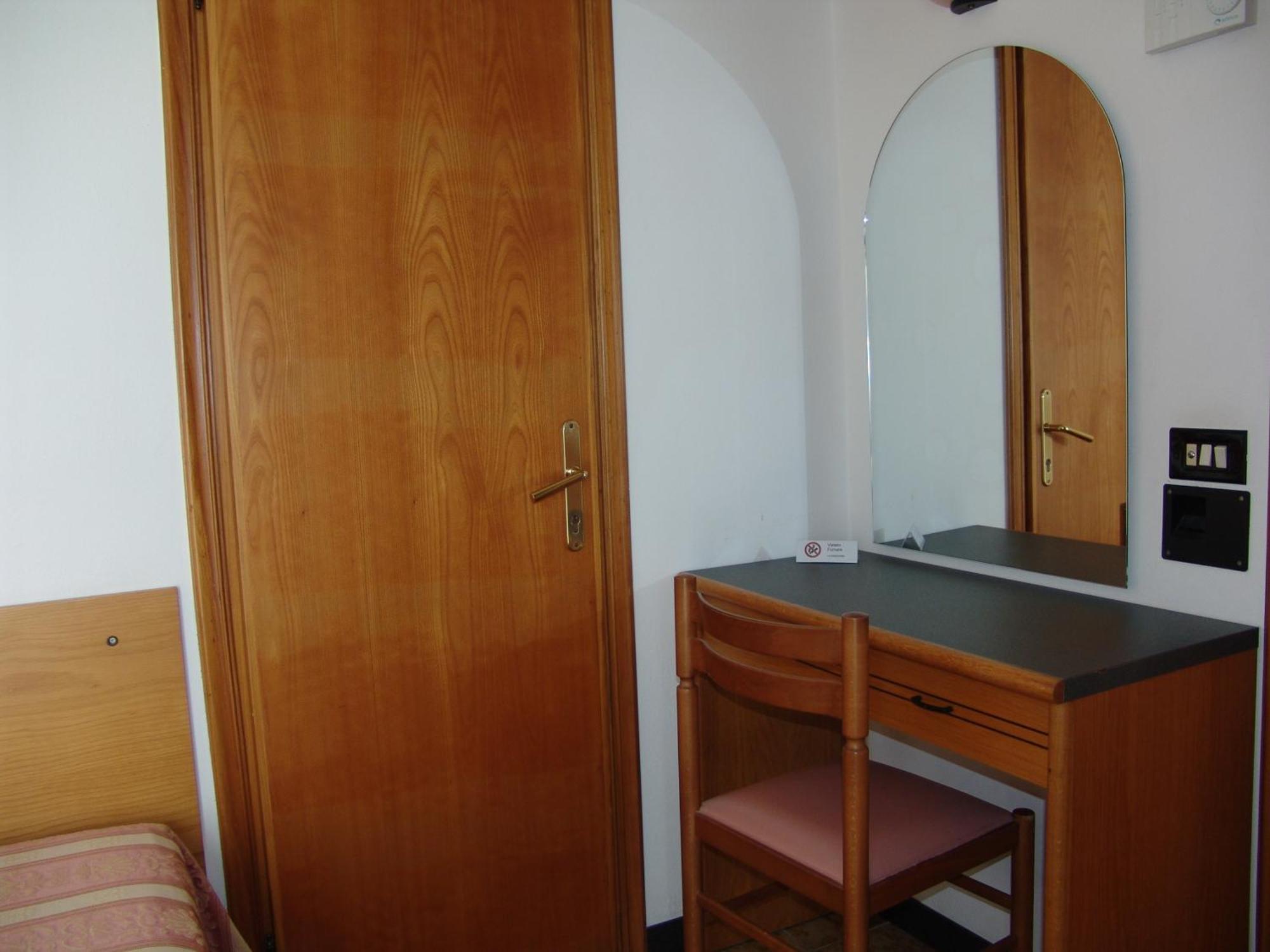 Hotel Excelsior Cervia Rum bild